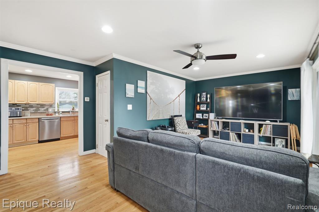 811 Los Arboles Drive, Walled Lake, MI 48390 — Photo 6