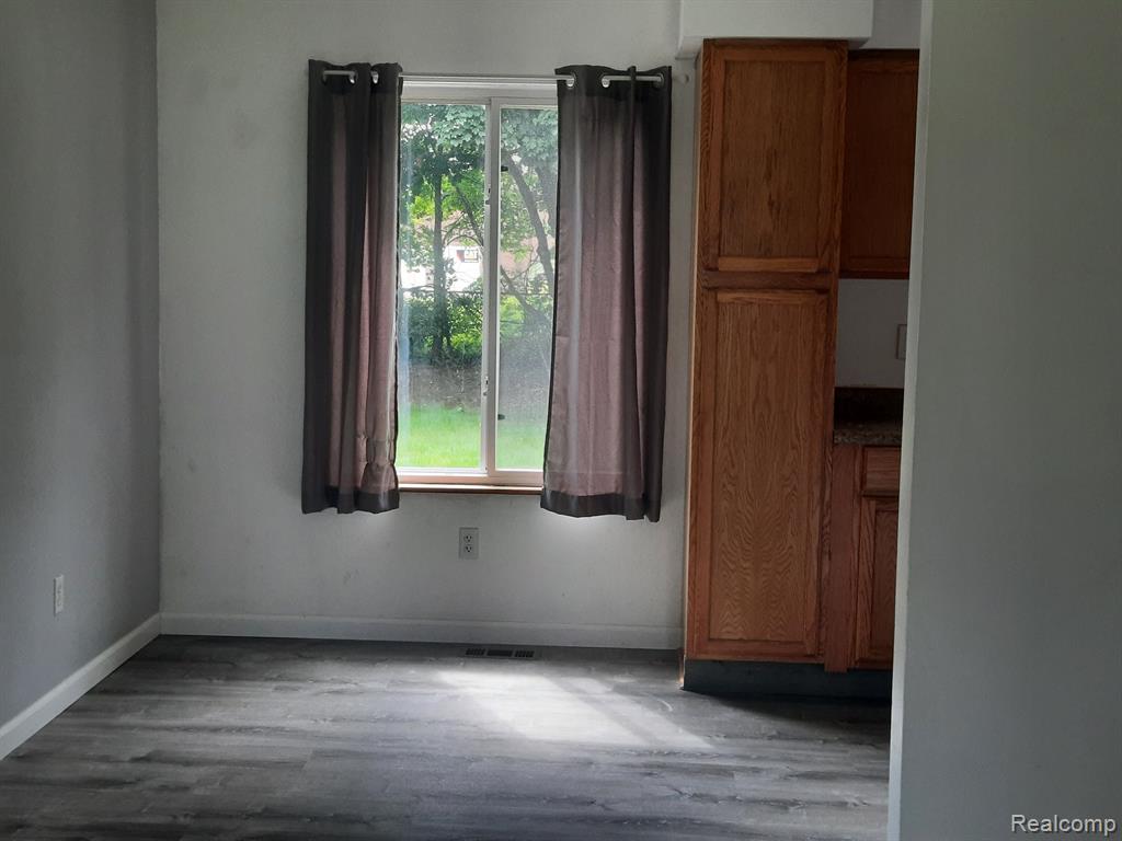 300 PARKSIDE Avenue, Holly, MI 48442 — Photo 7