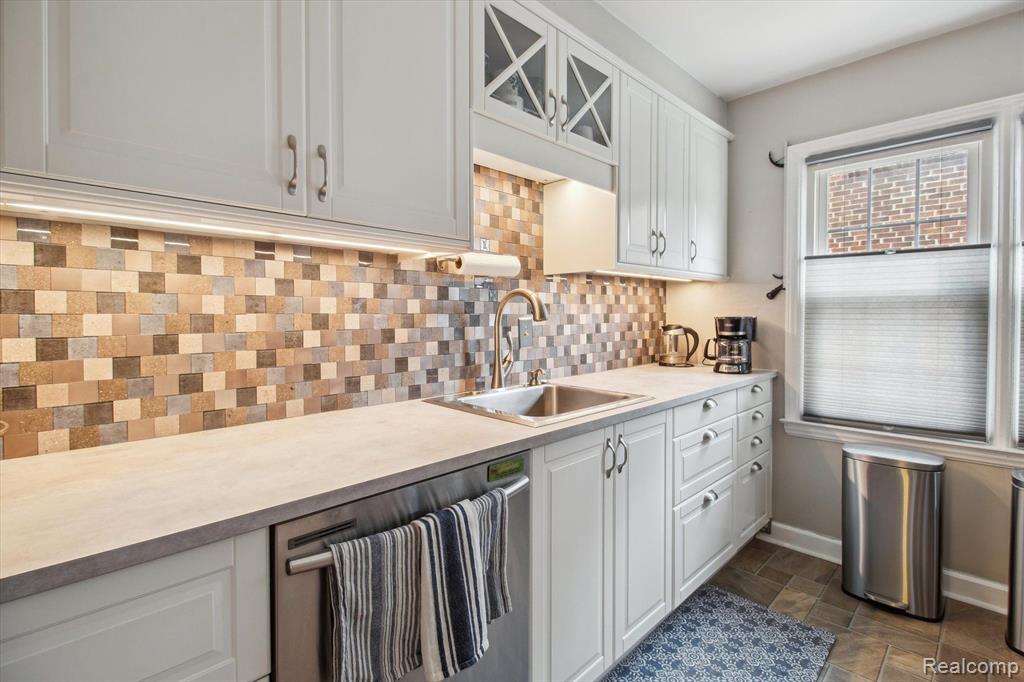944 NEW YORK Avenue, Lincoln Park, MI 48146 — Photo 10