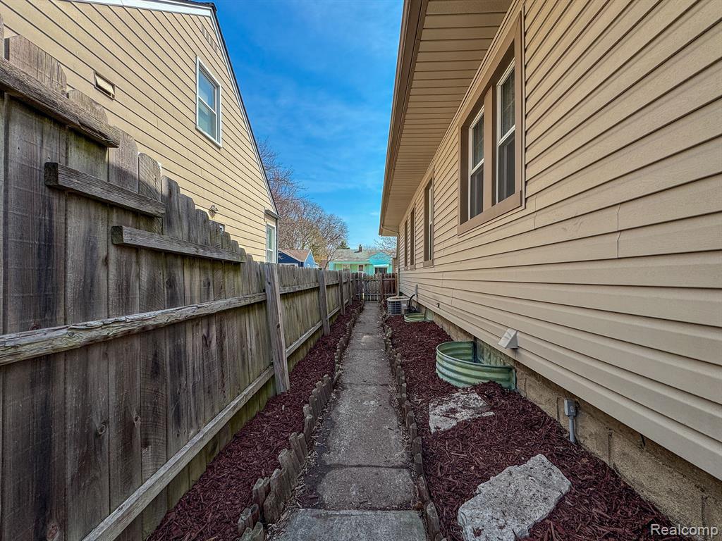 720 S DORCHESTER Avenue, Royal Oak, MI 48067 — Photo 7