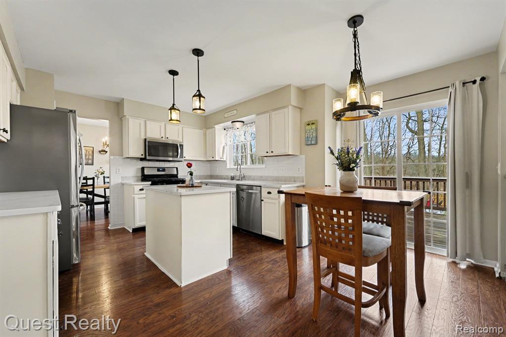 491 River Ridge Drive, Waterford, MI 48327 — Photo 11