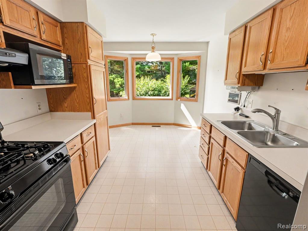 415 Bennington Court, Saline, MI 48176 — Photo 12
