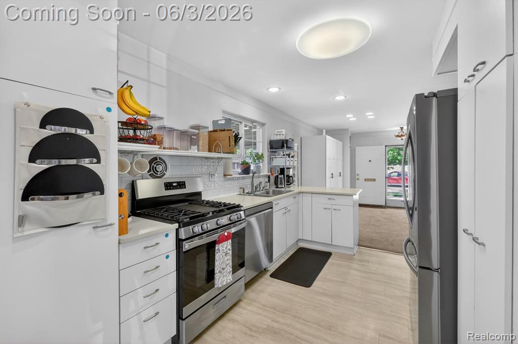512 Redwood Drive, Troy, MI 48083 — Photo 13