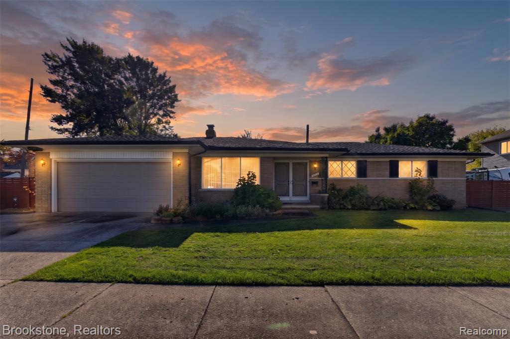 22320 Lakeshire Street, Saint Clair Shores, MI 48081