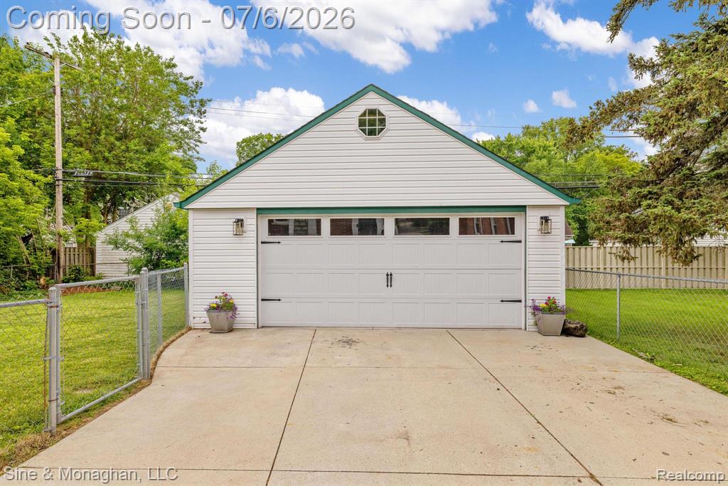977 ROSLYN Road, Grosse Pointe Woods, MI 48236 — Photo 35