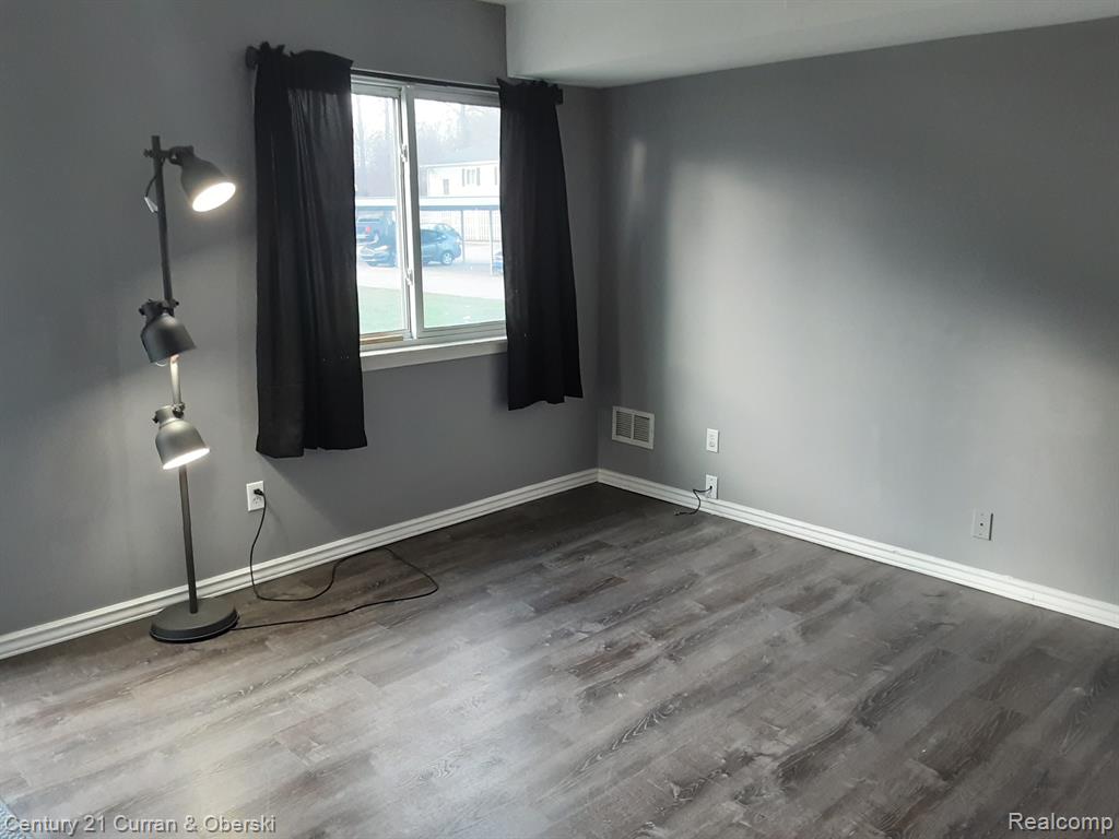 41279 S WOODBURY GREEN Drive, Belleville, MI 48111 — Photo 9