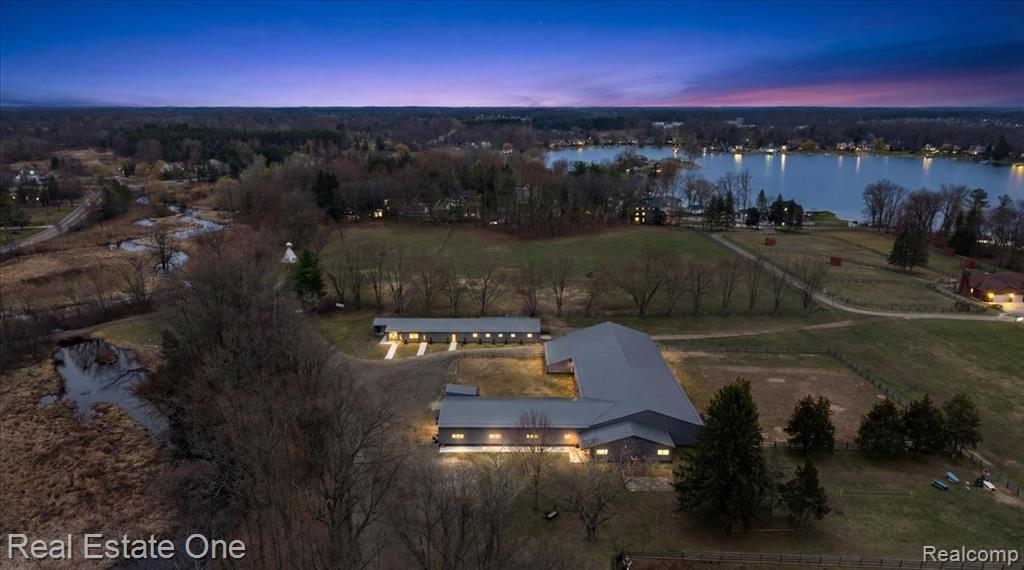 1050 OXBOW LAKE Road, White Lake, MI