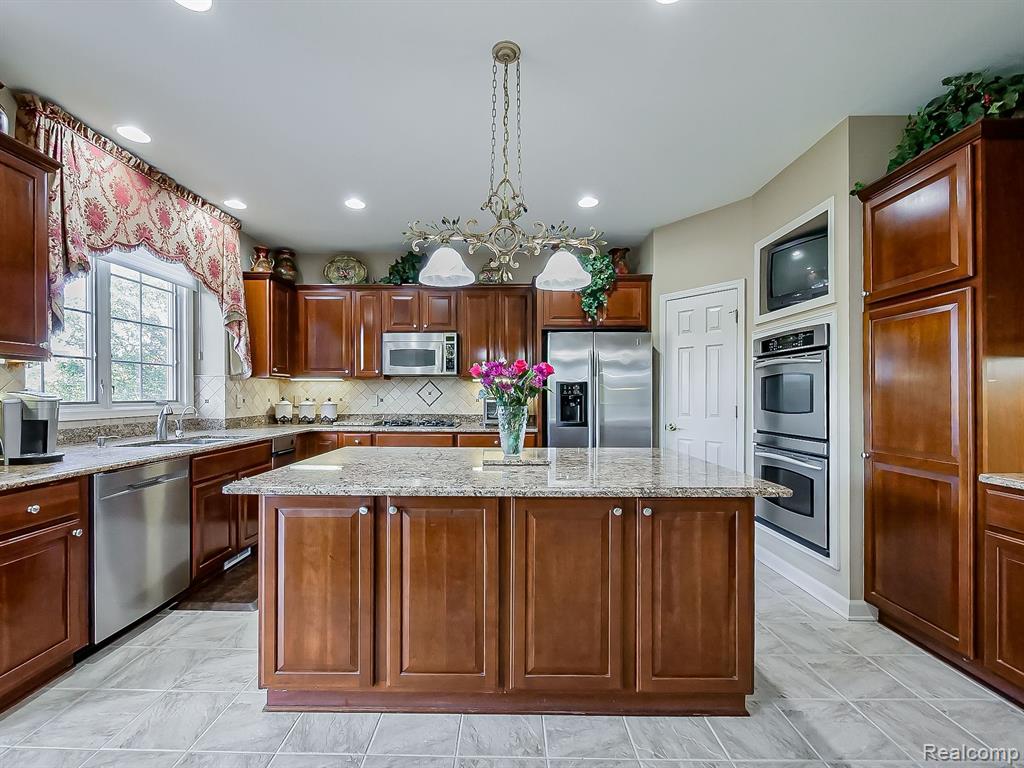 6866 CAMBRIDGE, West Bloomfield, MI — Photo 14