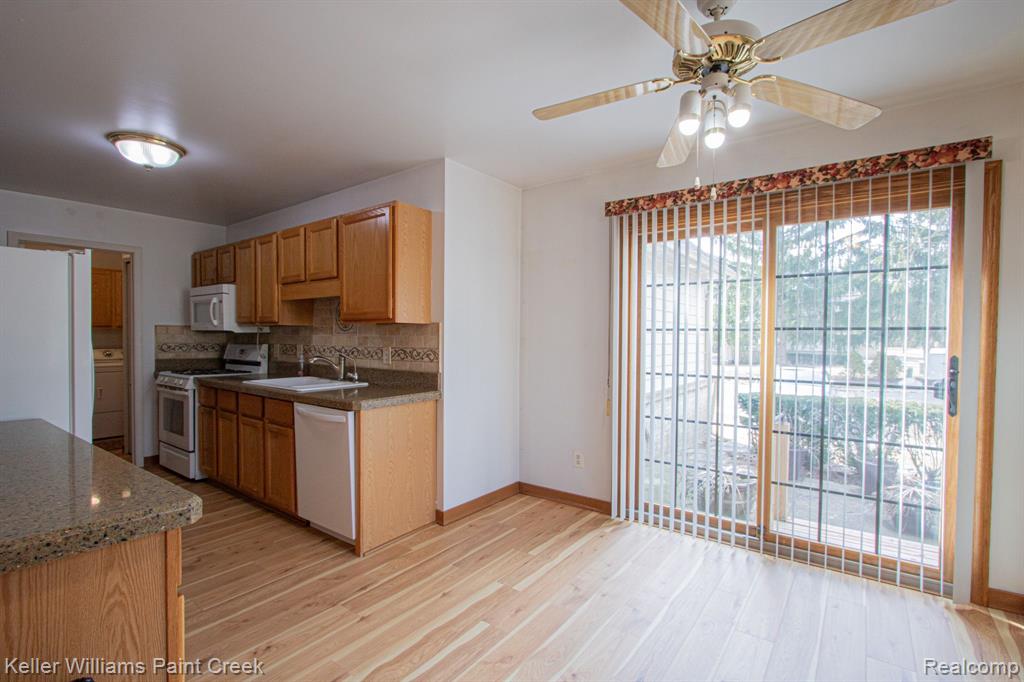 2569 MAPLE FOREST Drive, Wixom, MI 48393 — Photo 8