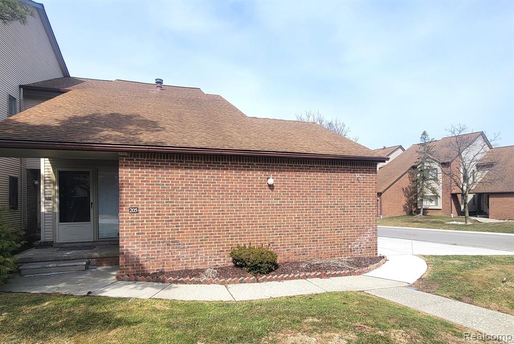 6620 Ridgefield Circle, West Bloomfield, MI — front exterior