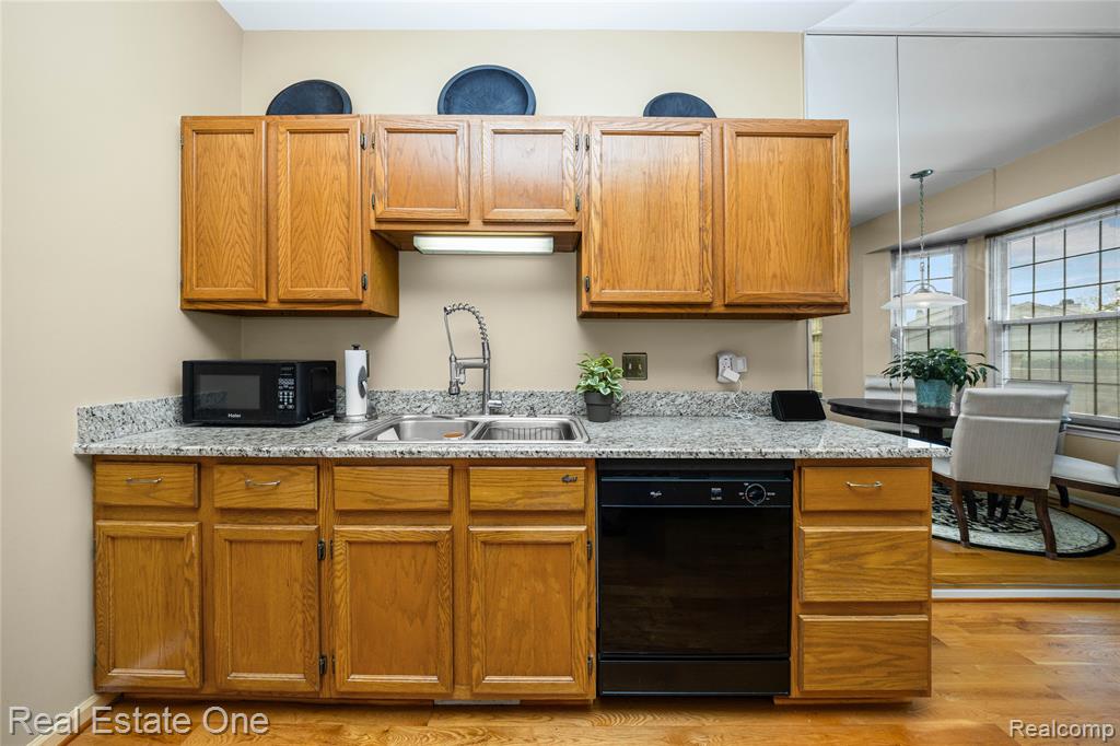 38494 Windsor, 54, Farmington Hills, MI 48331 — Photo 12