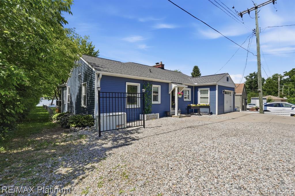 1612 S Hughes Road, Brighton, MI 48114 — Photo 2