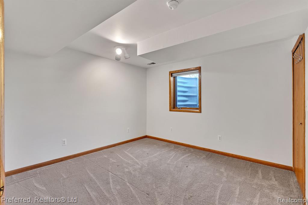 9514 CORNELL Avenue, Clarkston, MI 48348 — Photo 32