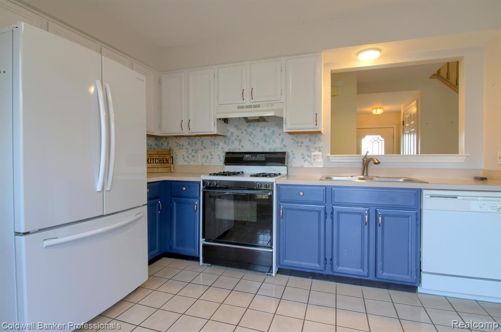 43697 YORKVILLE, Canton, MI 48188 — Photo 10