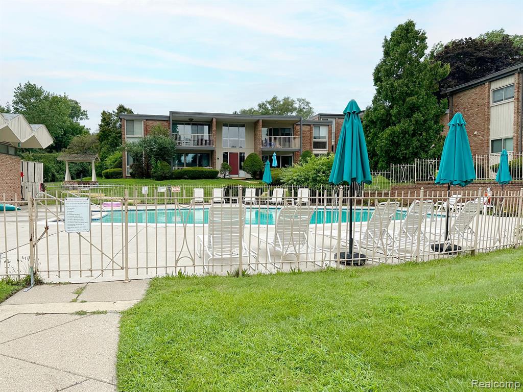 4041 W MAPLE Road, E101, Bloomfield Hills, MI 48301 — Photo 22