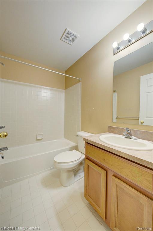 6104 JASMINE Drive, Walled Lake, MI 48390 — Photo 18