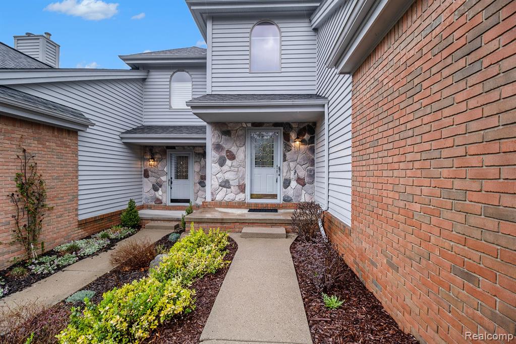 4946 Scenic Pines Court, Clarkston, MI — Photo 2