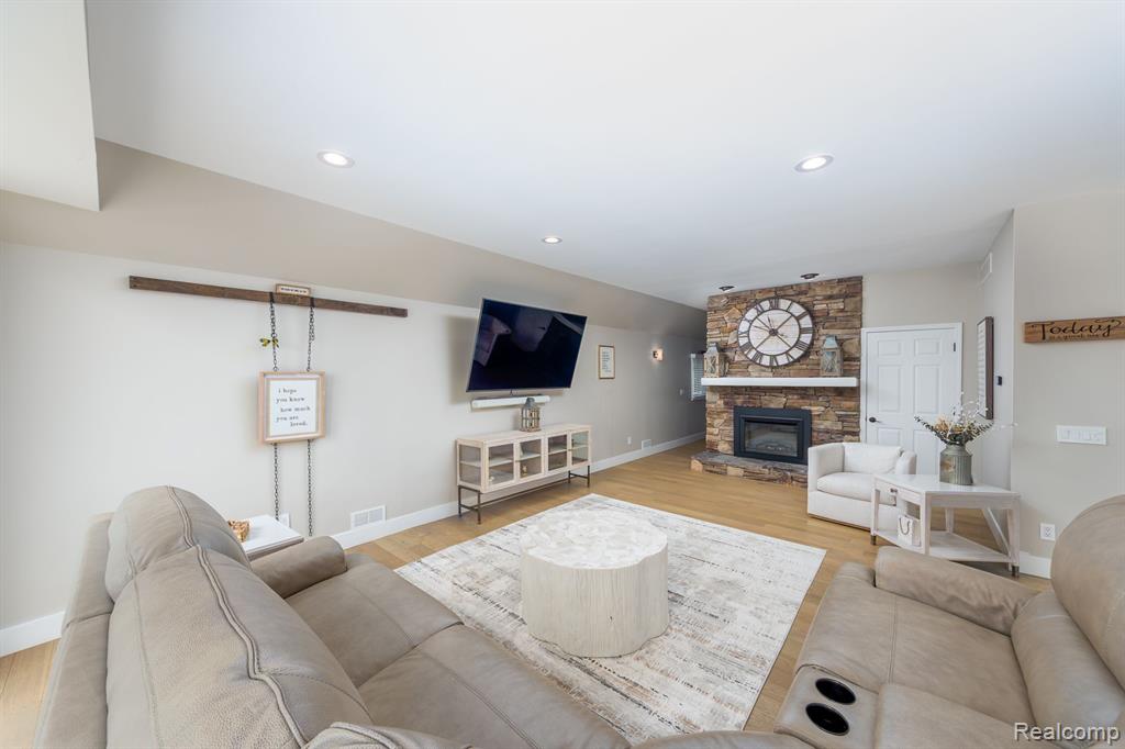9235 SILVERSIDE, South Lyon, MI 48178 — Photo 8