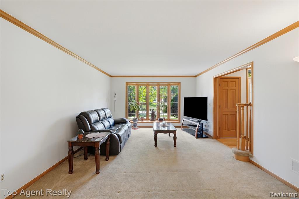 52825 Seven Oaks Drive, Utica, MI 48316 — Photo 16