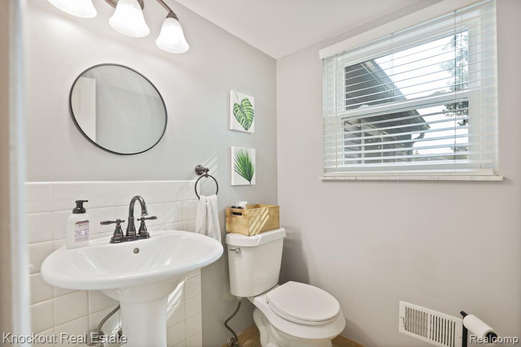 6157 Barker Circle, Waterford, MI 48329 — Photo 25