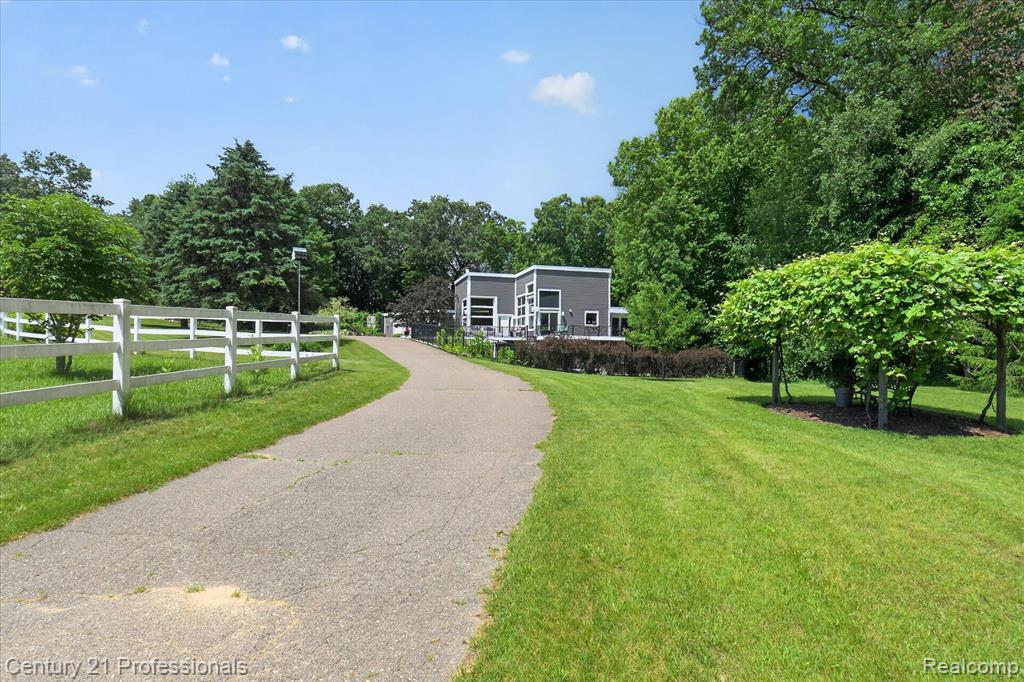 5255 Oak Hill Trail N, Commerce Twp, MI 48382 — Photo 11