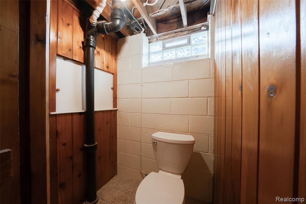 15560 CHARLES R AVE, Eastpointe, MI 48021 — Photo 29