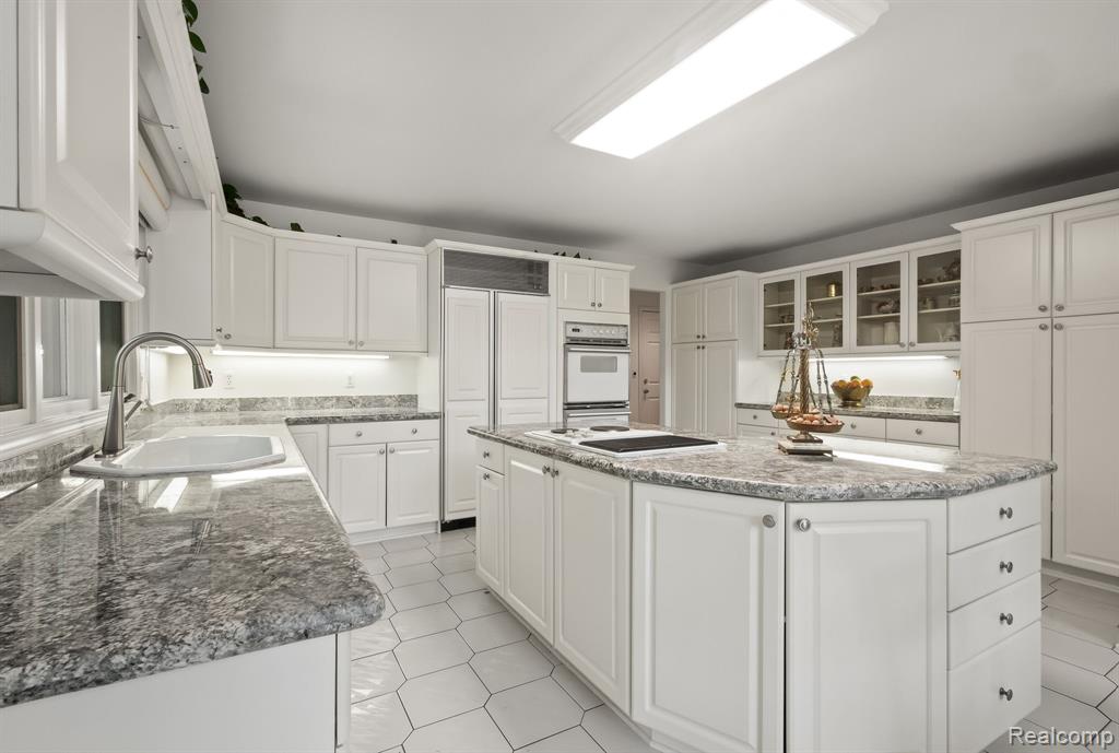 4730 Mirror Lake Drive, West Bloomfield, MI 48323 — Photo 8