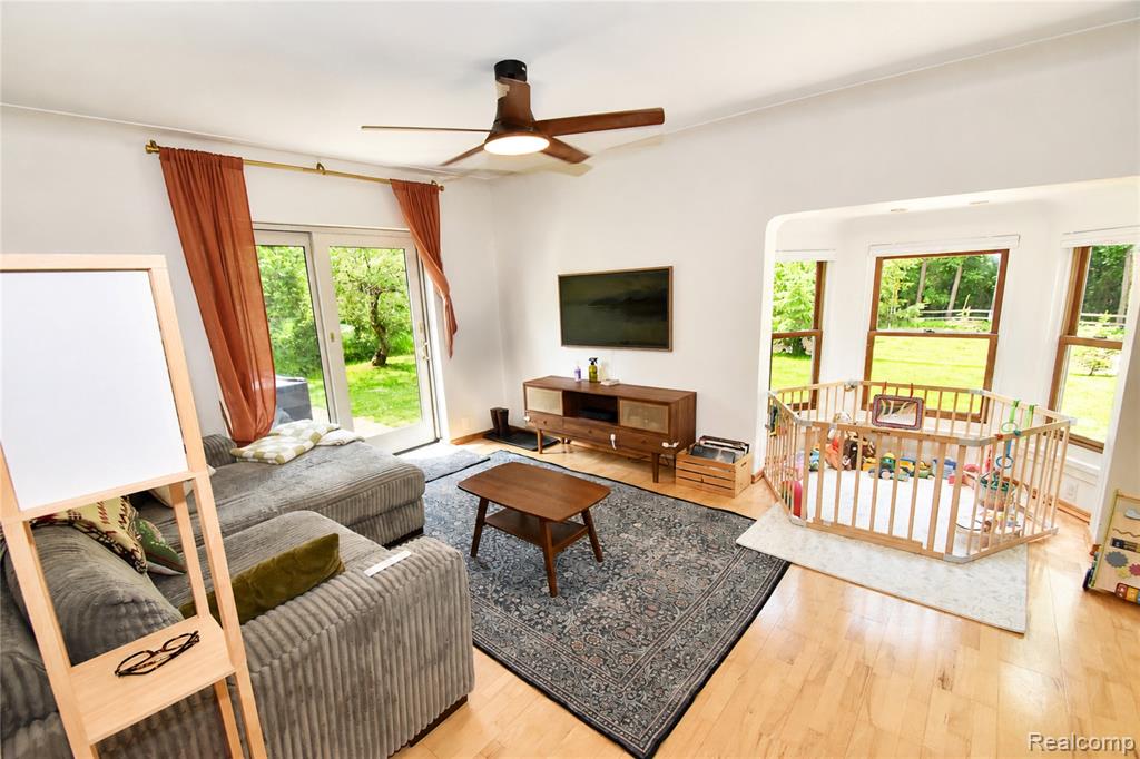 1405 Middle Road, Highland, MI — Photo 9