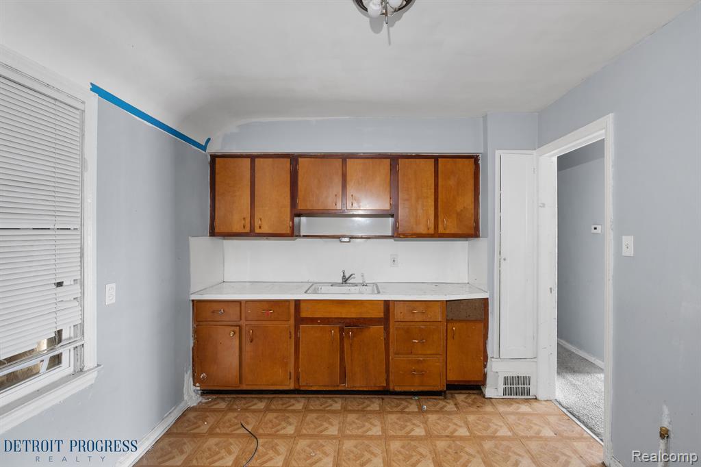 8865 GREENVIEW Avenue, Detroit, MI 48228 — Photo 12