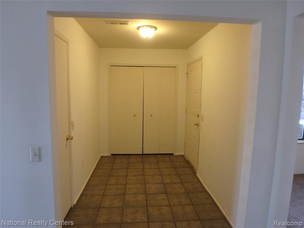 962 Saybrook Drive, Waterford, MI 48327 — Photo 2