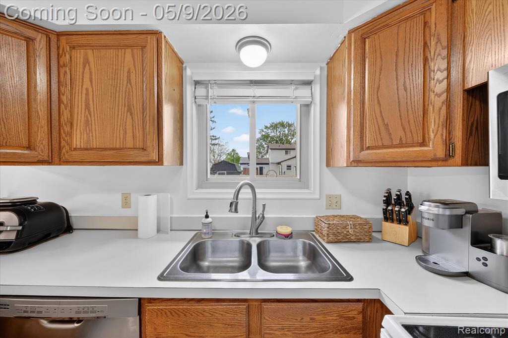 16621 Gatehouse Drive, Woodhaven, MI 48183 — Photo 17