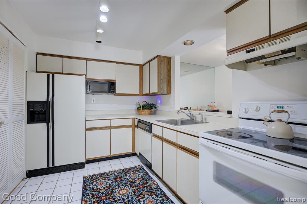 27260 EVERGREEN Road, Lathrup Village, MI 48076 — Photo 13