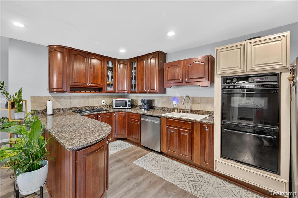 9115 Maplewood Drive, White Lake, MI — Photo 14