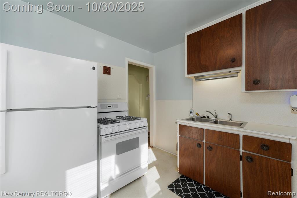 621 W Harwood Avenue, Madison Heights, MI 48071 — Photo 7