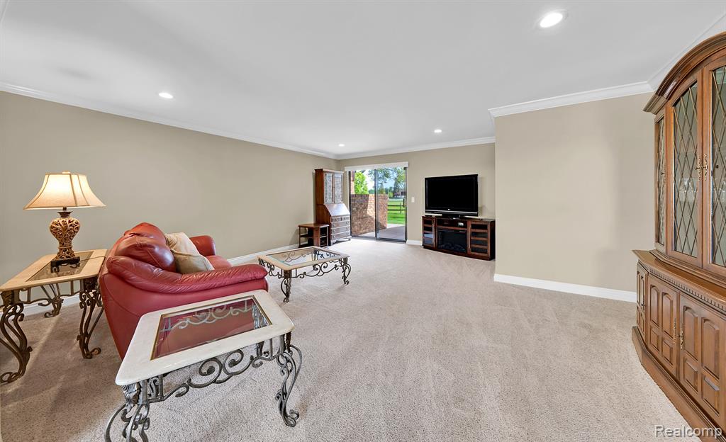 718 COUNTRY CLUB Drive, Saint Clair Shores, MI 48082 — Photo 9