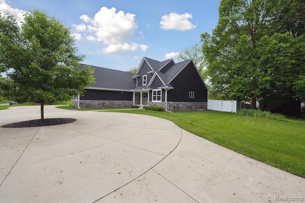 595 BRIGHTON LAKE RD, Brighton, MI 48116 — Photo 2