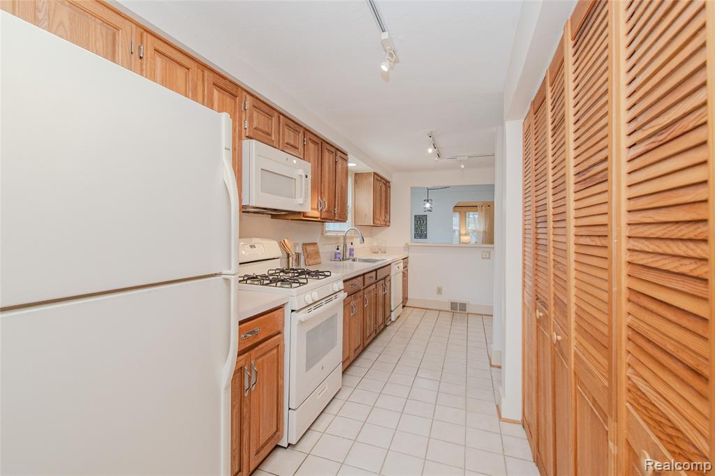 927 N Maple Avenue, Royal Oak, MI 48067 — Photo 43