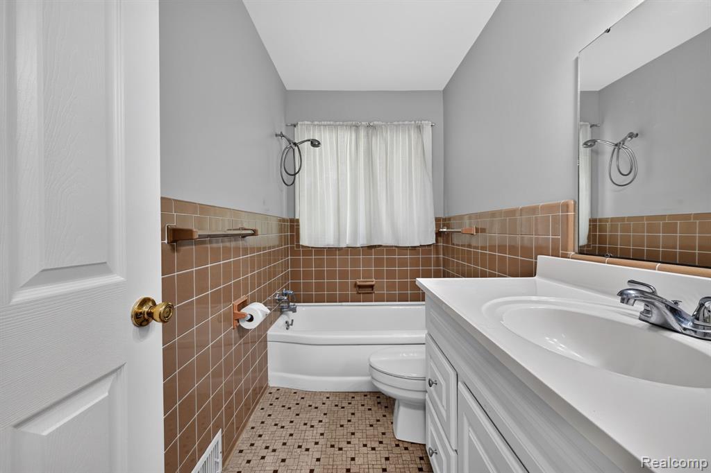 4877 Orchard Lane, Owosso, MI 48867 — Photo 41