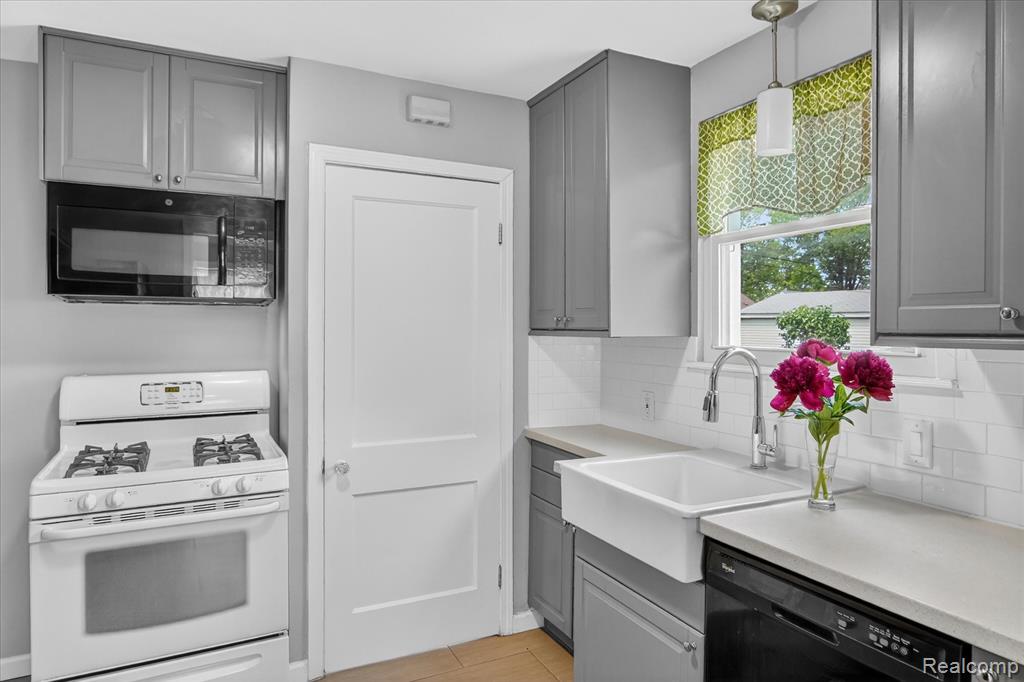 581 Flowerdale Street, Ferndale, MI 48220 — Photo 11