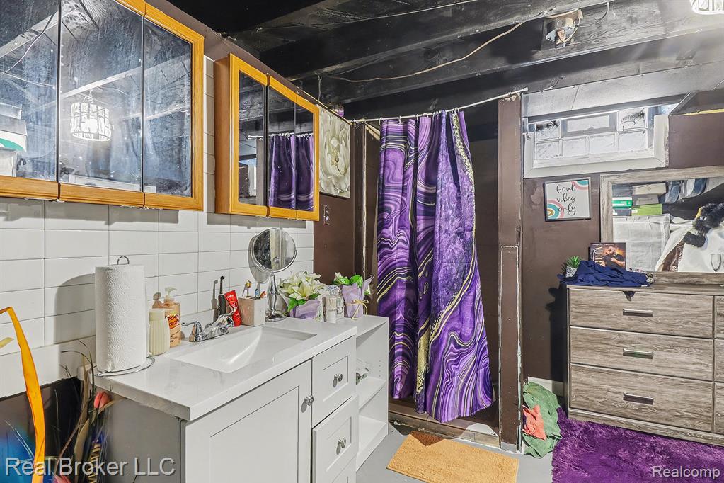 19115 Old Homestead Drive, Harper Woods, MI 48225 — Photo 24