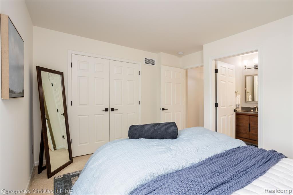 39514 Edgewater Dr, Northville, MI 48168 — Photo 20