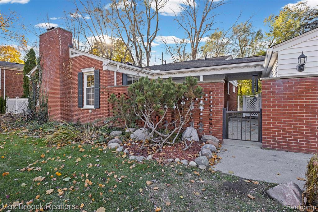 2724 Alveston Drive, Bloomfield, MI 48304 — Photo 48