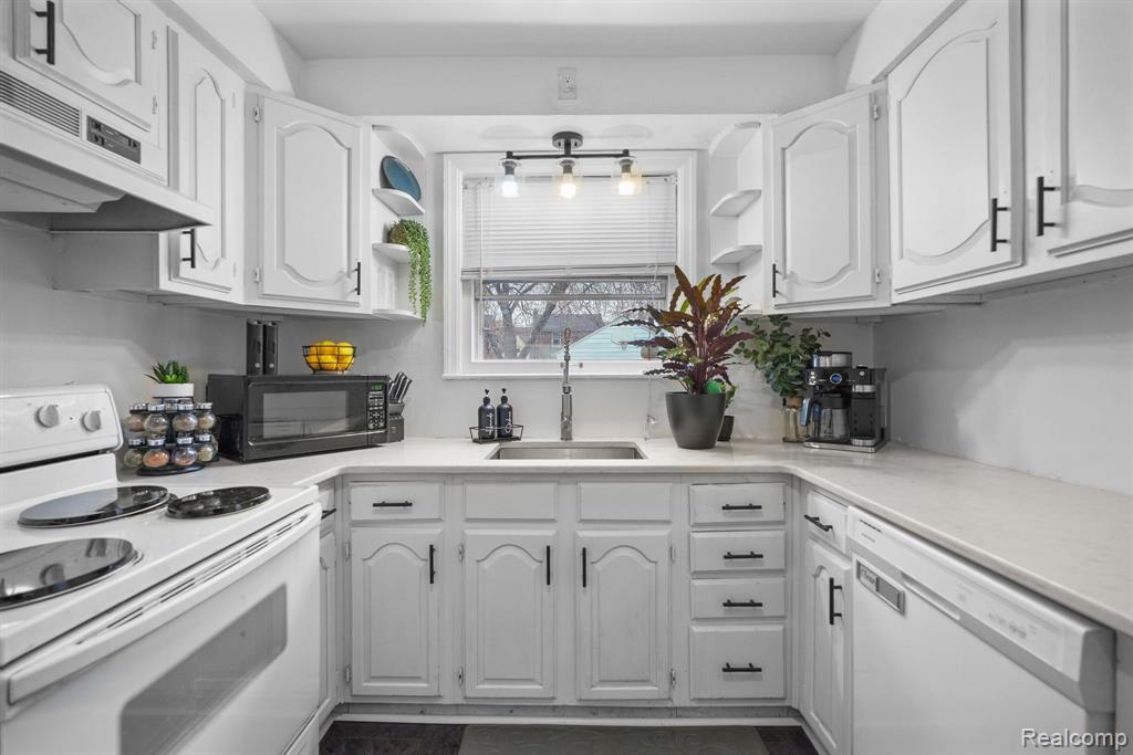 5270 LANNOO Street, Grosse Pointe, MI 48236 — Photo 10