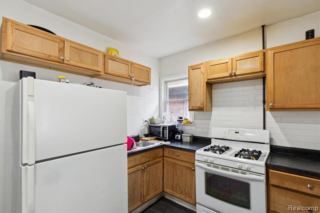 520 ENGLEWOOD Street, Detroit, MI 48202 — Photo 10