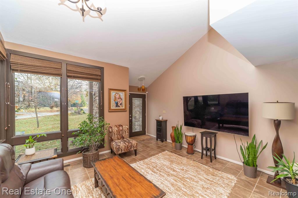 8260 ENGLEWOOD Drive, Clarkston, MI — Photo 22