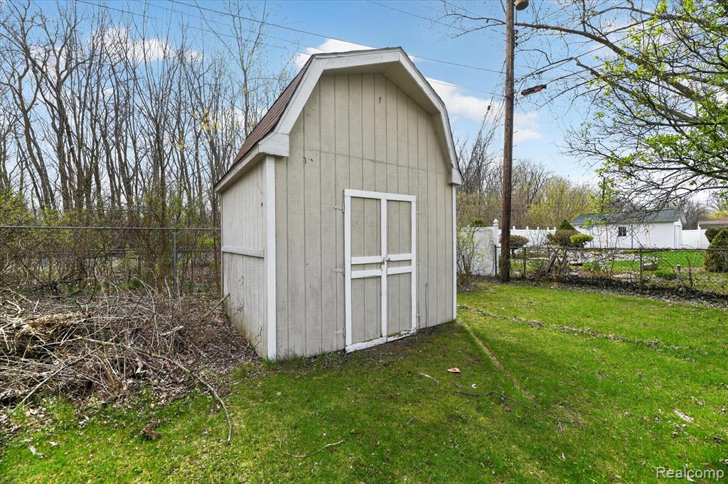 5300 Arnold Drive, Burton, MI 48509 — Photo 42