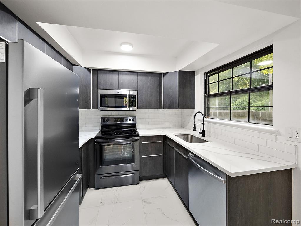 25167 GREENBROOKE Drive, Southfield, MI 48033 — Photo 32