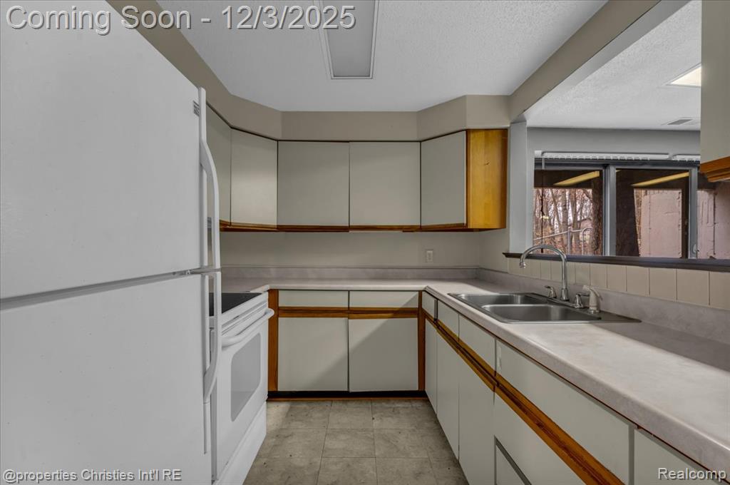 13095 Woodland Trail, Davisburg, MI 48350 — Photo 28