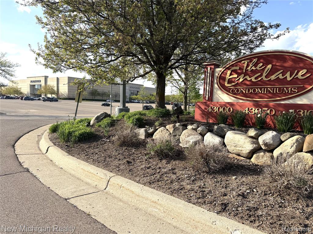 43000 12 Oaks Crescent Drive, 2033, Novi, MI 48377 — Photo 2