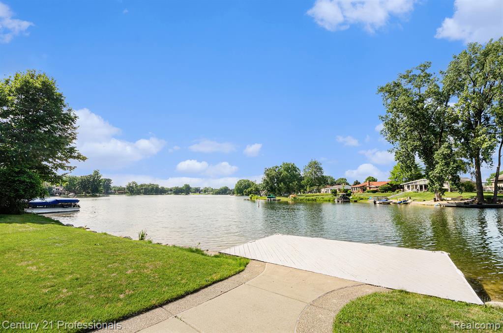 9020 Huron Bluffs Drive, White Lake, MI — Photo 38